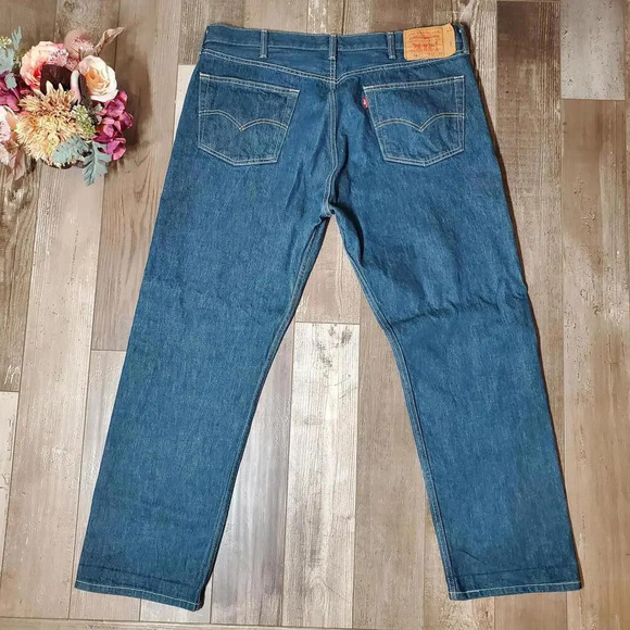 Levi's 501 Men's Original Fit Button Fly Medium Wash Blue Jeans 42x32 - Picture 5 of 12
